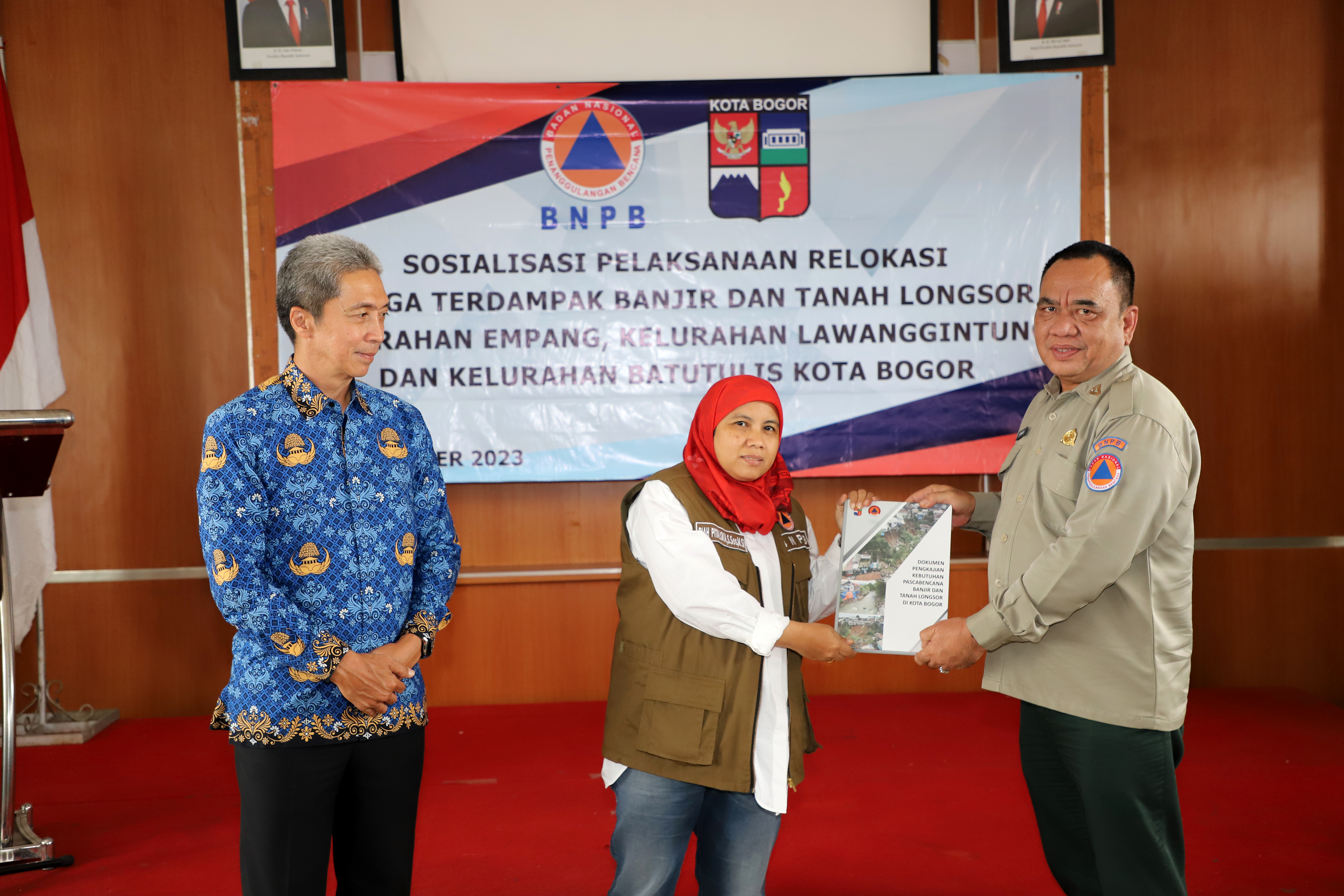 Pemerintah daerah kota Bogor bersama Wakil Ketua Komisi VIII DPR RI menyerahkan dokumen pengkajian kebutuhan pascabencana Banjir dan Tanah Longsor di Kota Bogor, Jawa Barat.